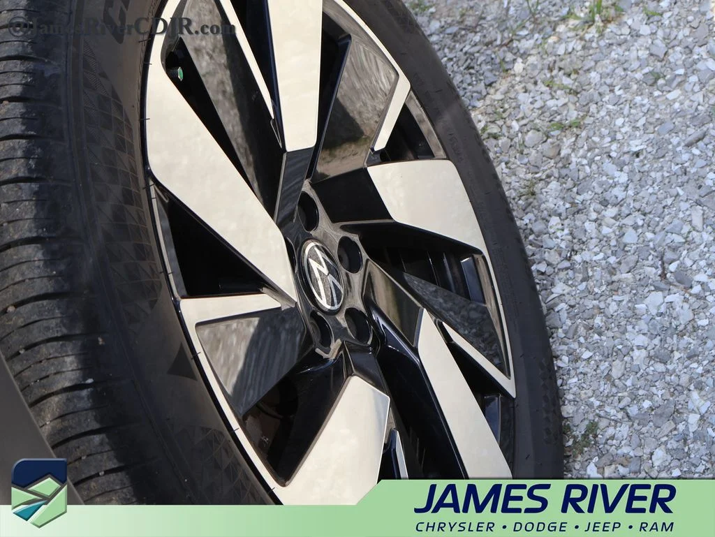 Used 2024 Gray Volkswagen 2.0T SE w/Technology image 30