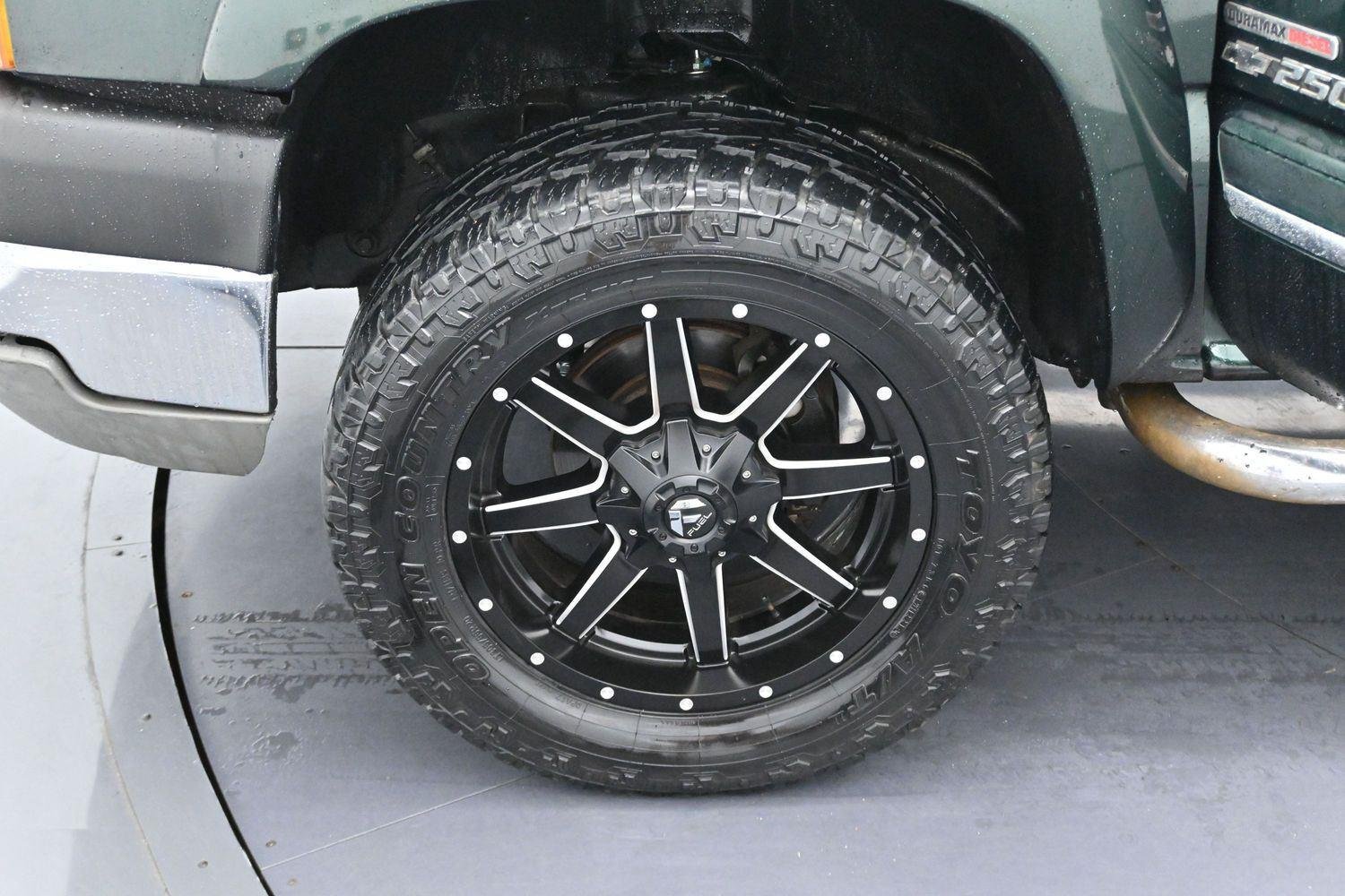 Used 2005 Dark Green Metallic Chevrolet LS image 23