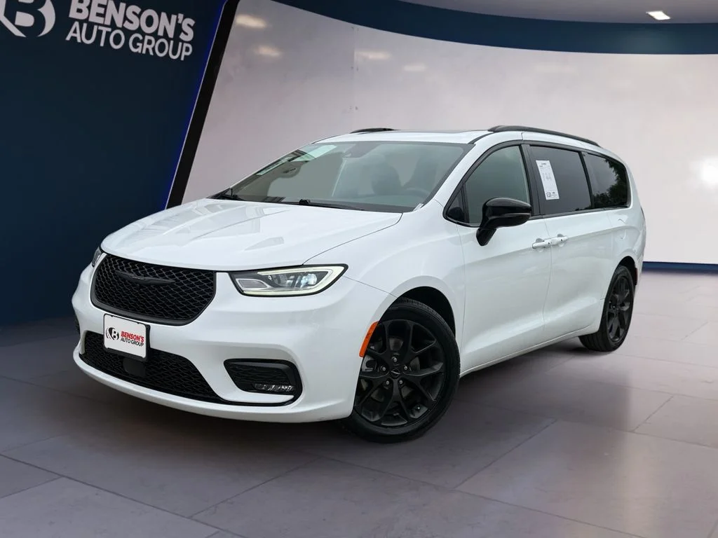 2025 Chrysler Pacifica Limited's photo