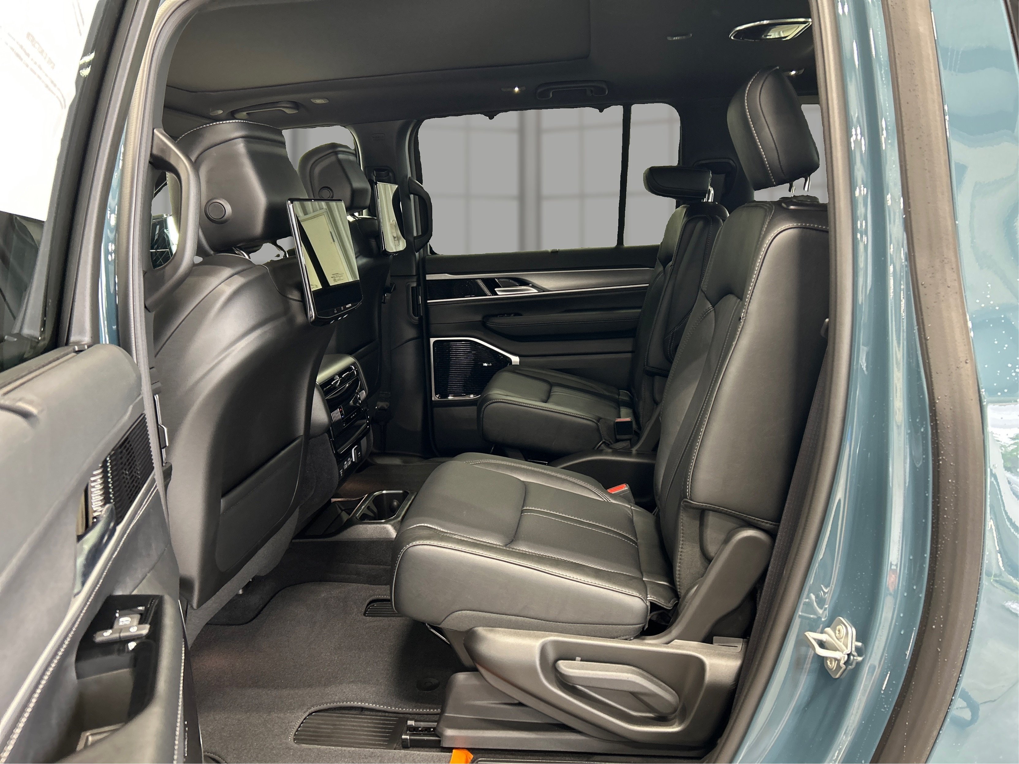 New 2026 Steel Blue Exterior Paint Jeep Limited Reserve image 10