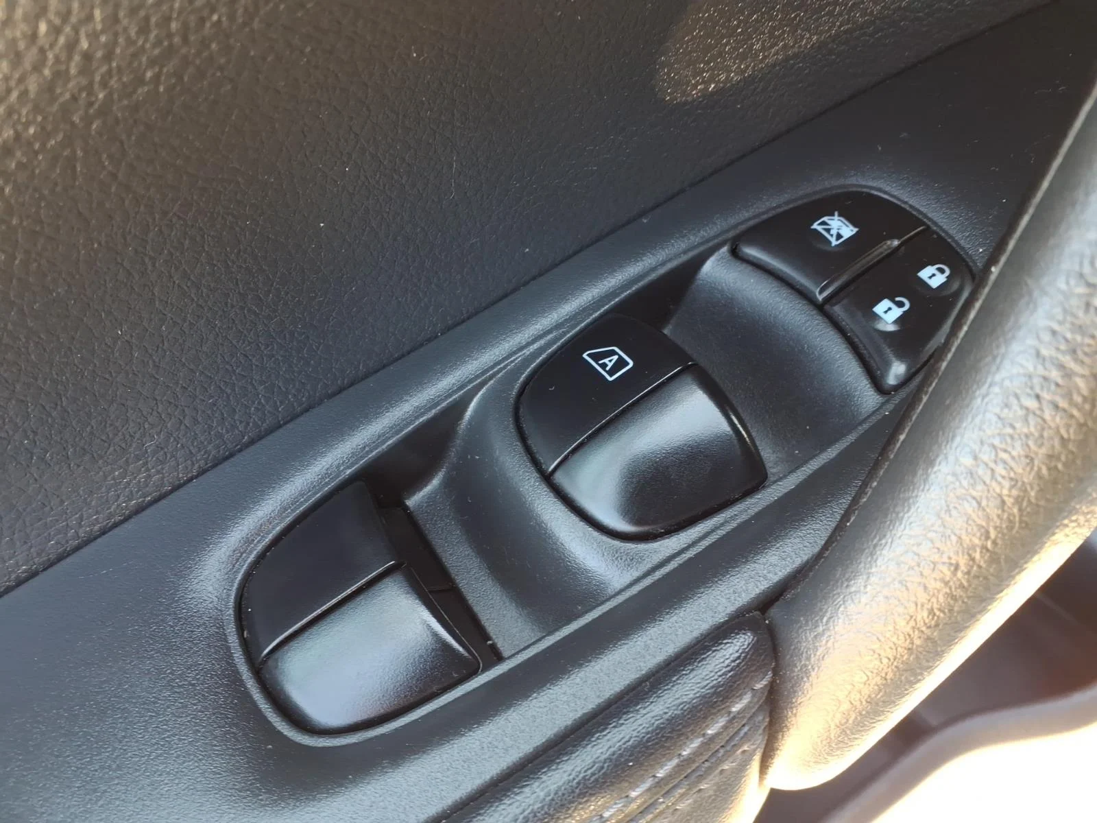 Used 2018 Black Nissan AWD SV image 17