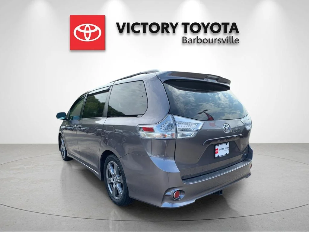 Used 2018 Gray Toyota SE Premium image 3