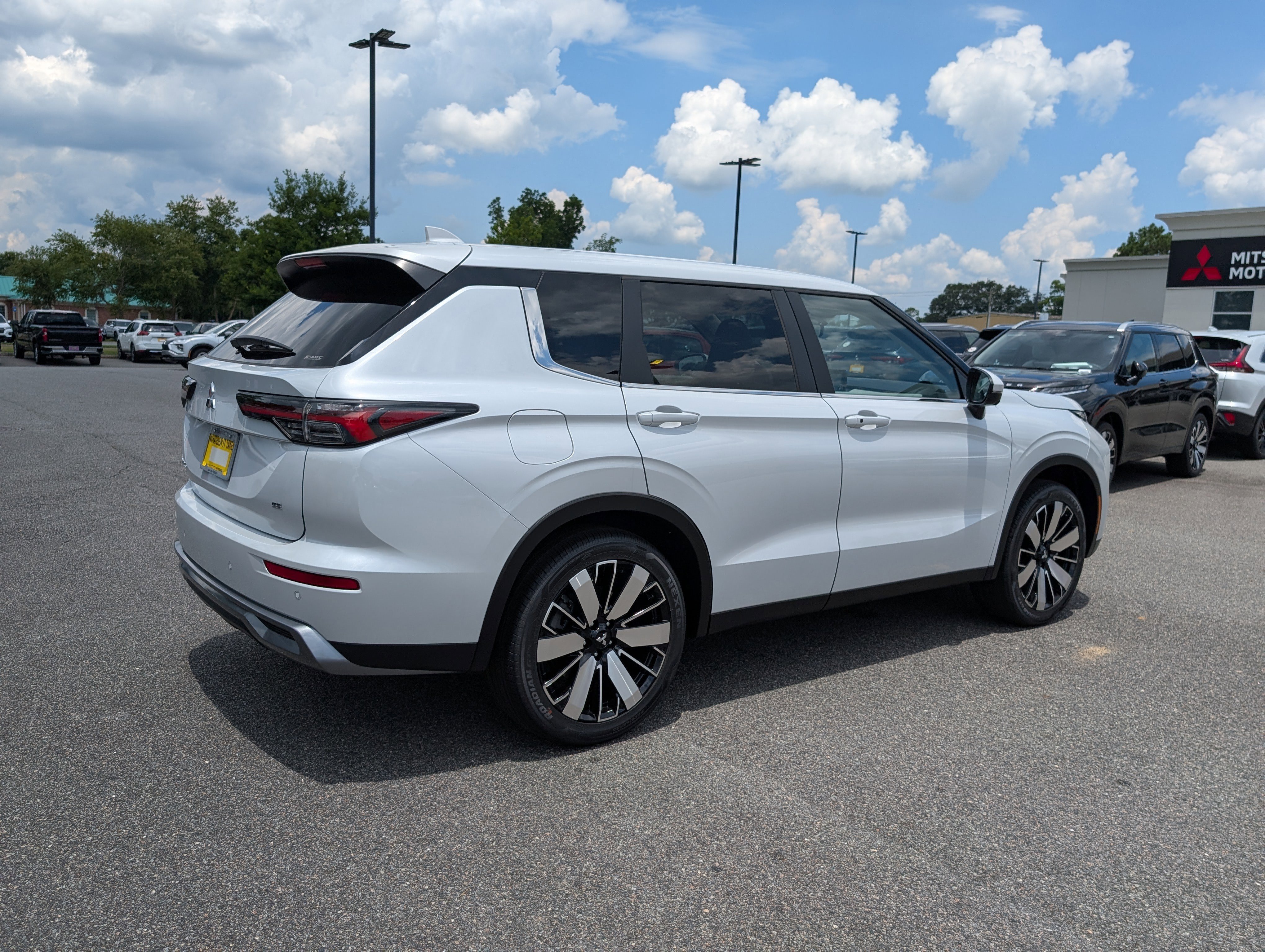 Used 2025 White Diamond Mitsubishi SE image 7