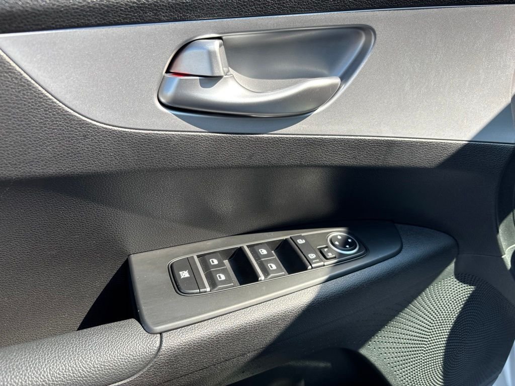 Used 2023 White Kia LXS image 16