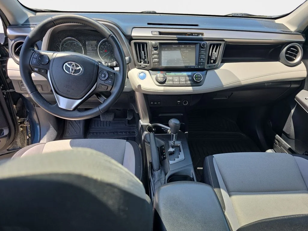 Used 2018 Galactic Aqua Mica Toyota XLE image 15