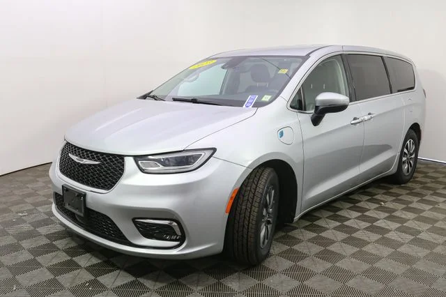 Used 2023 Silver Chrysler Touring L image 5