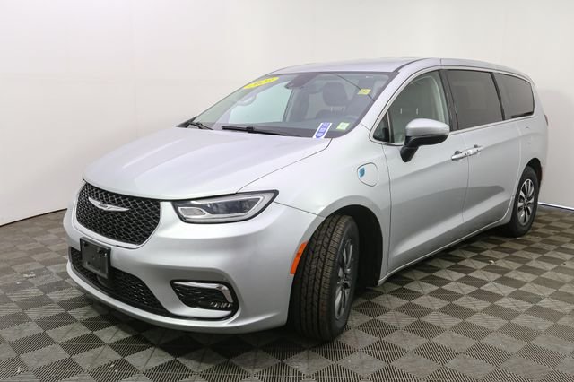 Used 2023 Silver Chrysler Touring L image 5