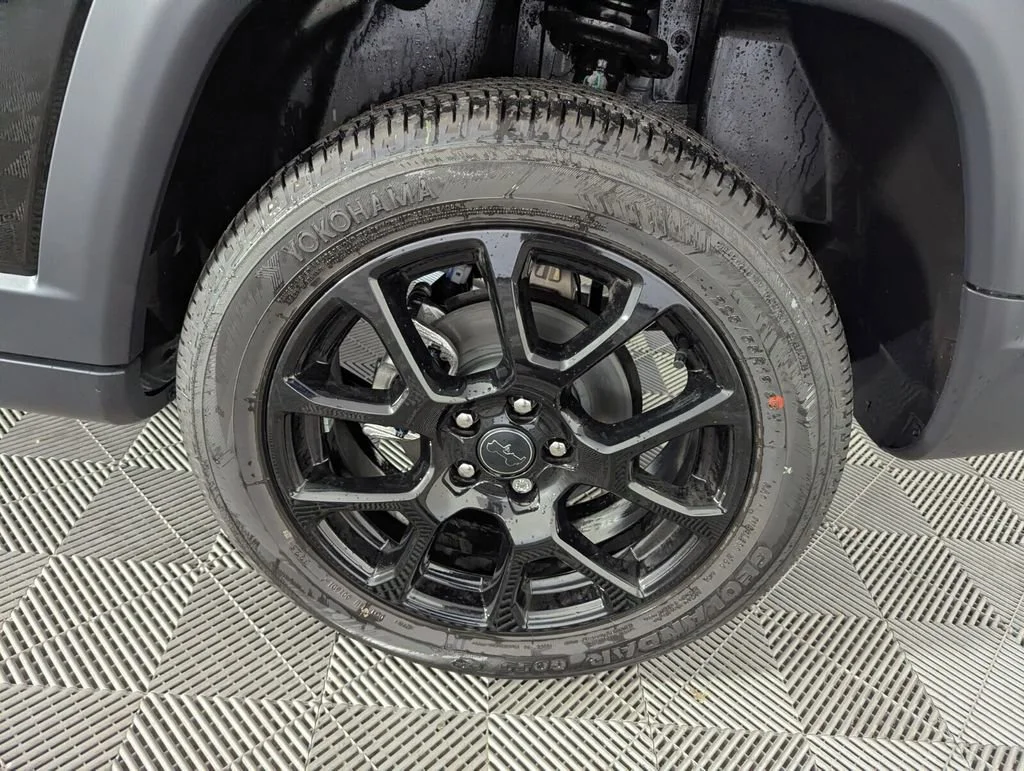 New 2026 Diamond Black Crystal Pearl-Coat Exterior Paint Jeep Latitude Altitude image 17
