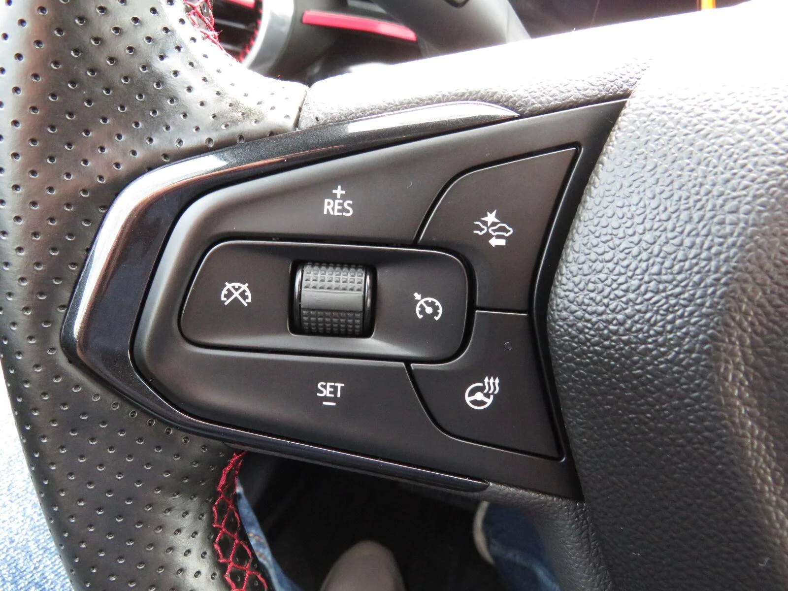 Used 2025 Summit White Chevrolet 2RS image 28