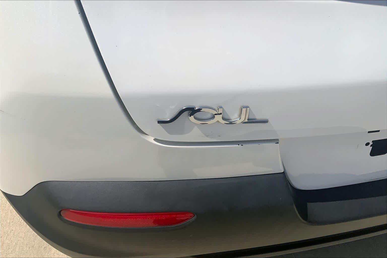 Used 2021 Snow White Pearl Kia S image 33