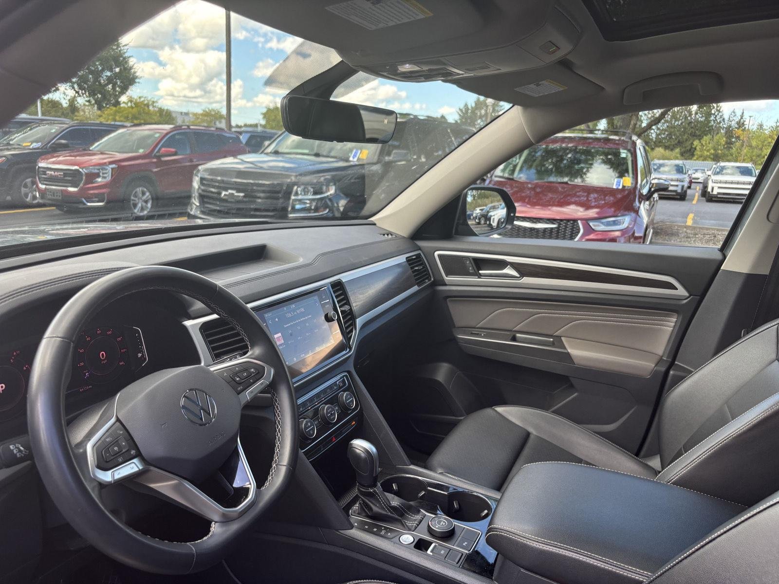 Used 2022 Platinum Gray Metallic Volkswagen 2.0T SE w/Technology image 17