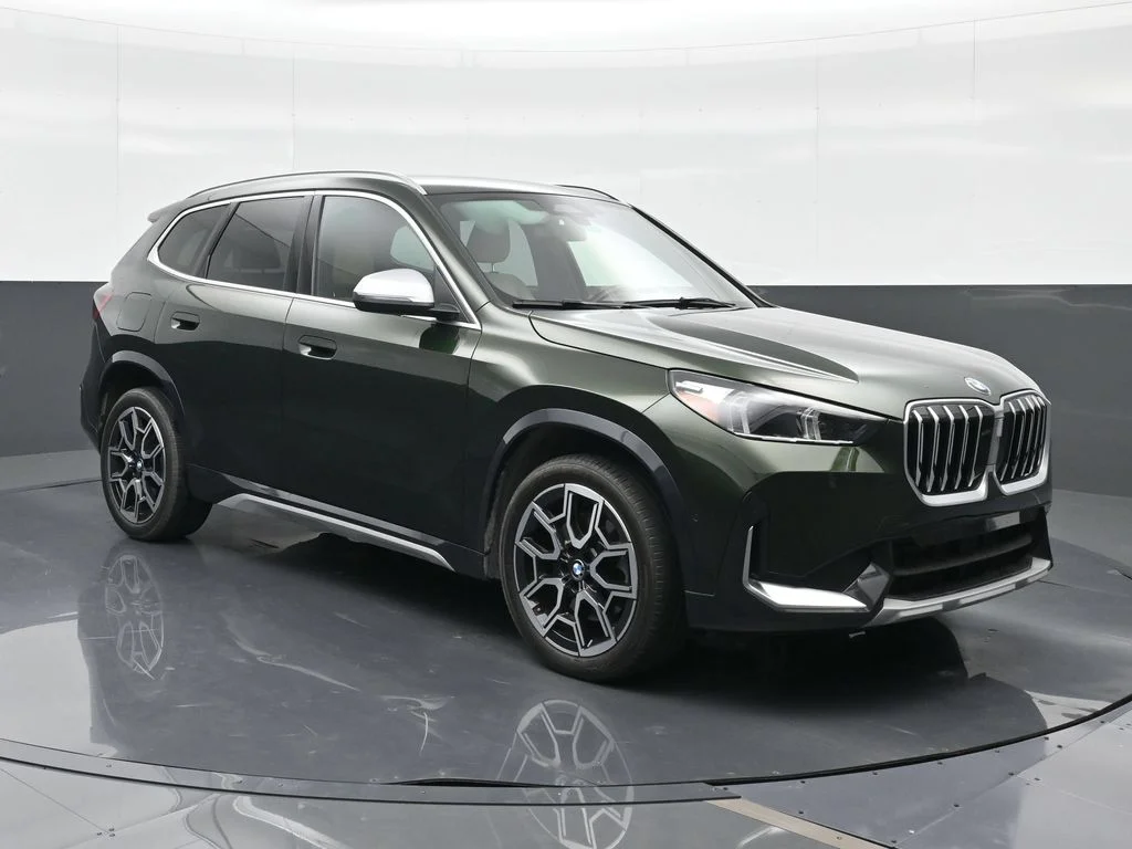 Used 2023 Green BMW xDrive28i image 4