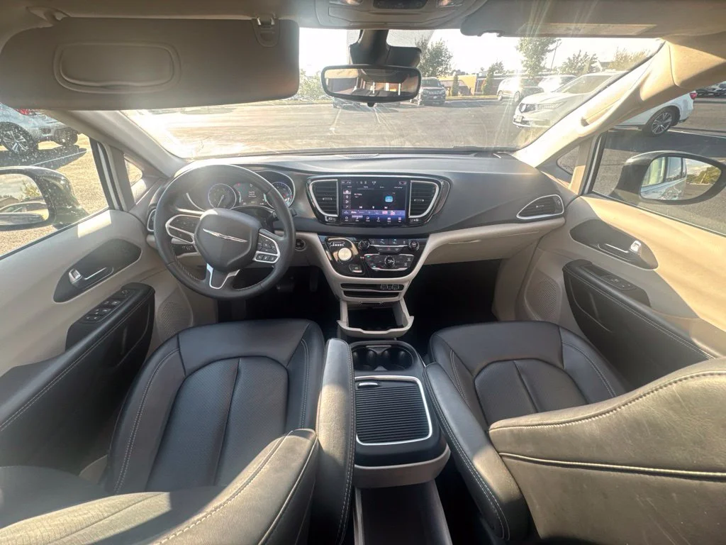 Used 2024 White Chrysler Touring L image 3