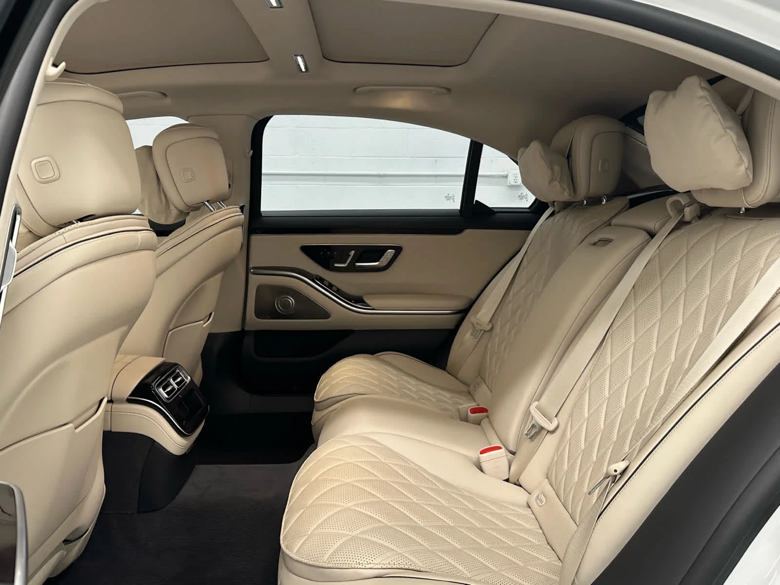 Used 2024 MANUFAKTUR Moonlight White Metallic Mercedes-Benz S 580 image 14