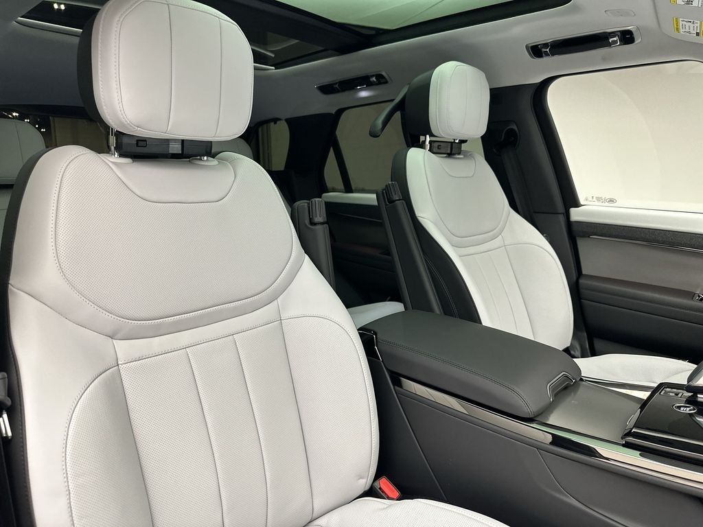 Used 2024  Land Rover Dynamic SE image 11