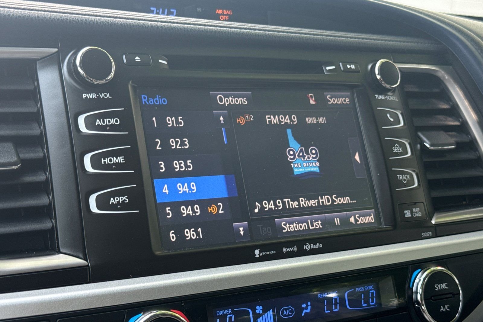 Used 2018 White Toyota XLE image 18