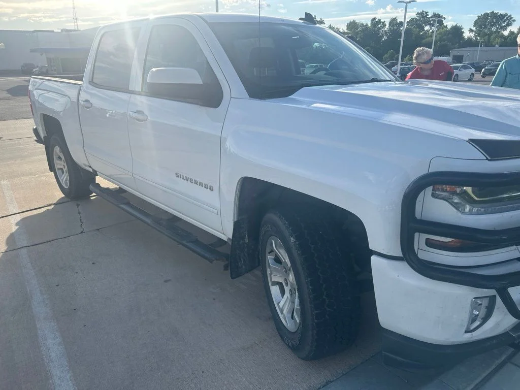 Used 2017 White Chevrolet LT image 9