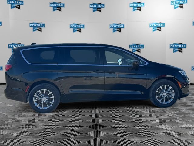 New 2026 Diamond Black Crystal Pearl-Coat Exterior Paint Chrysler Select image 6
