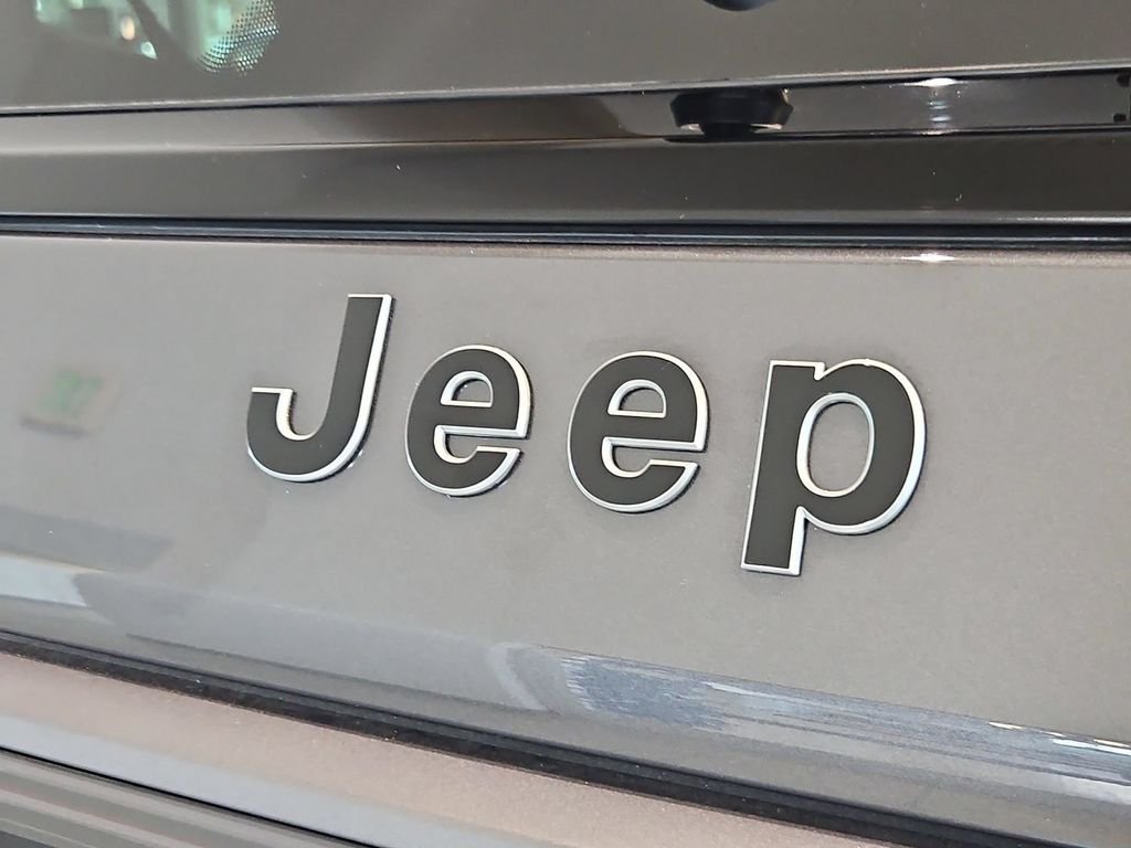 New 2026 Baltic-Gray Metallic Clear-Coat Exterior Paint Jeep Limited Reserve image 25