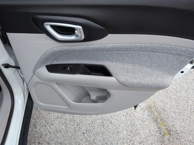 Used 2022 White Jeep Latitude image 29