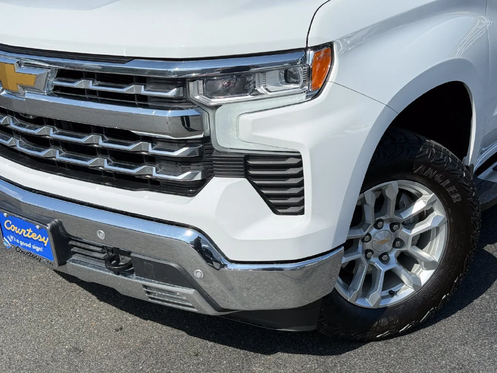 Used 2025 Summit White Chevrolet LTZ image 3