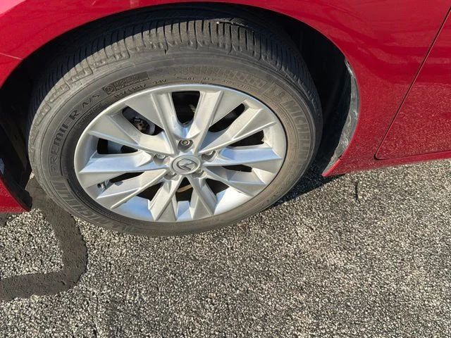 Used 2015 Red Lexus 300h image 3