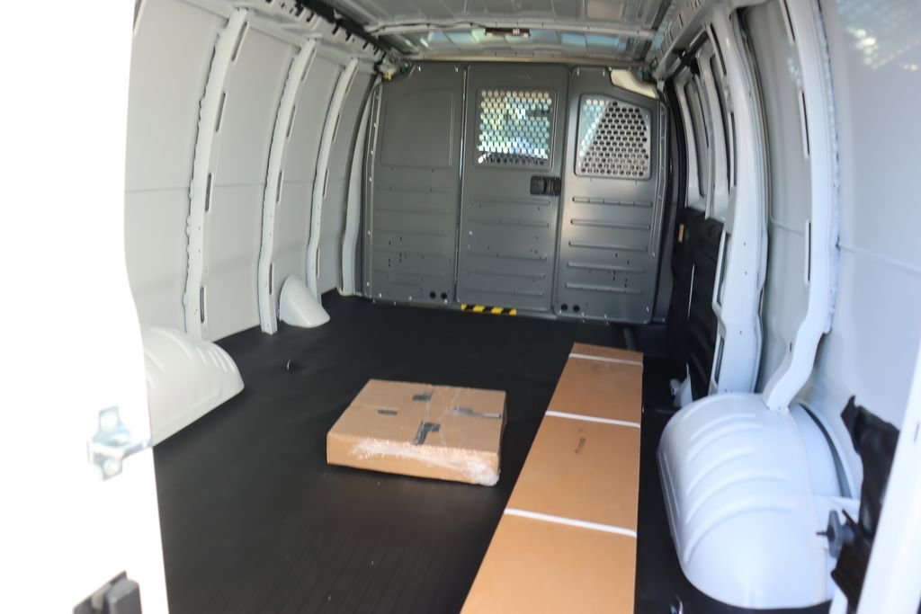 2025 GMC Savana Cargo Work Van - Photo 7