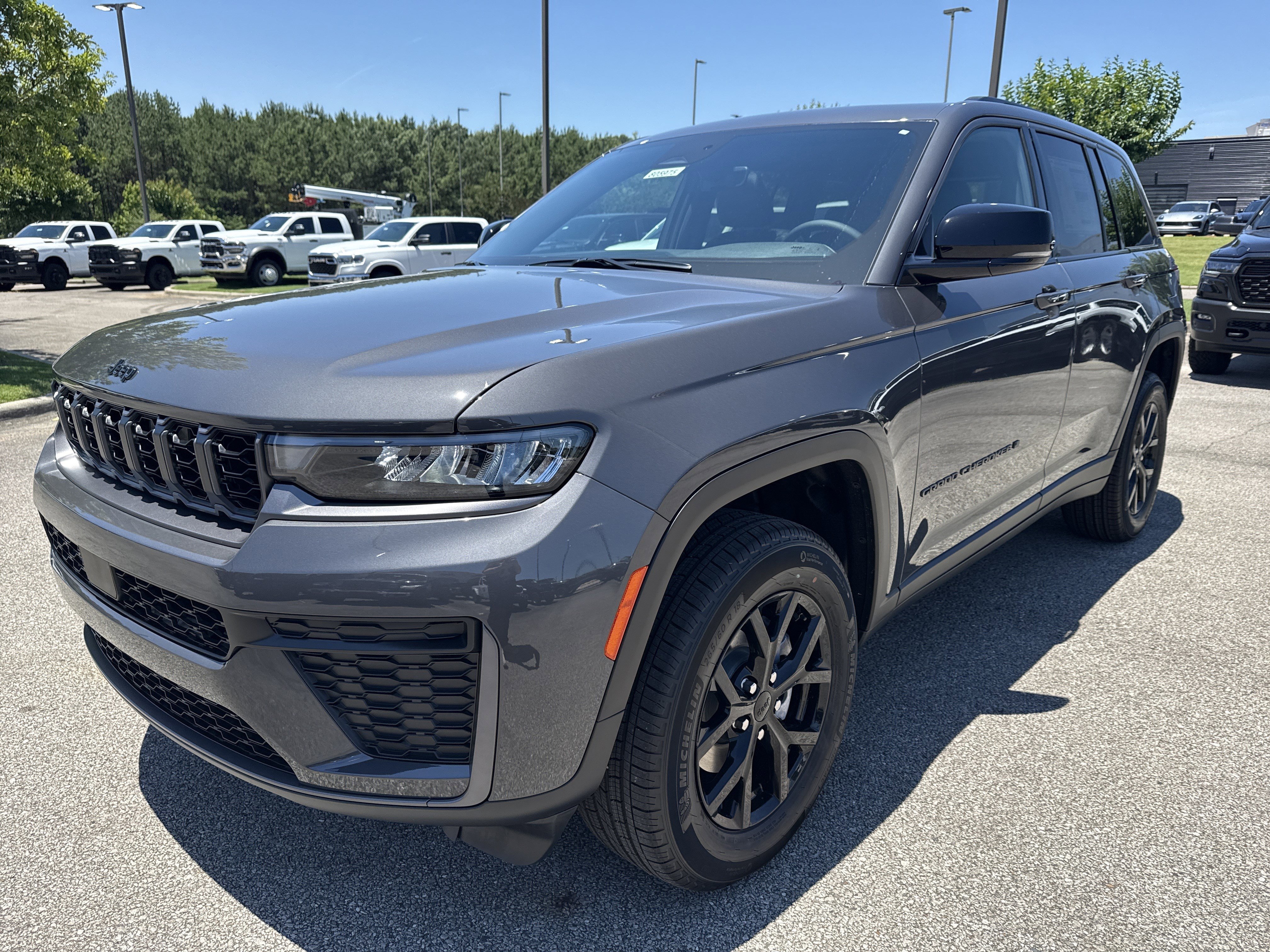New 2026 Baltic Gray Metallic Clear-Coat Exterior Paint Jeep Altitude image 3