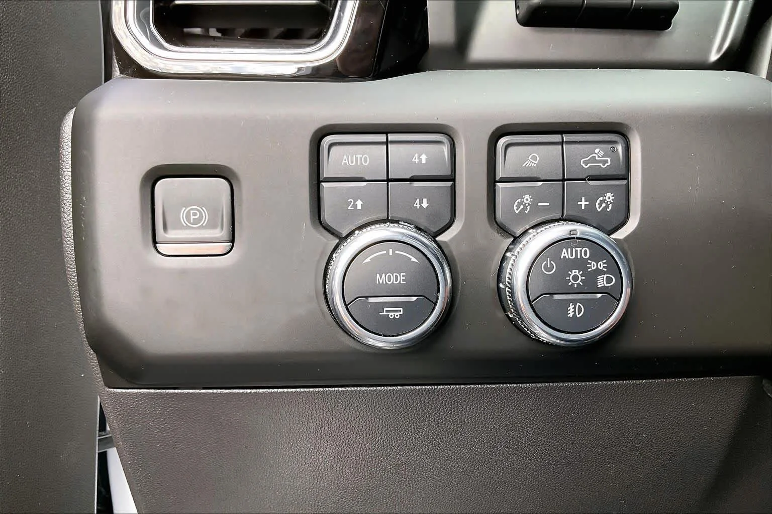 Used 2023 White Frost Tricoat GMC Denali image 34