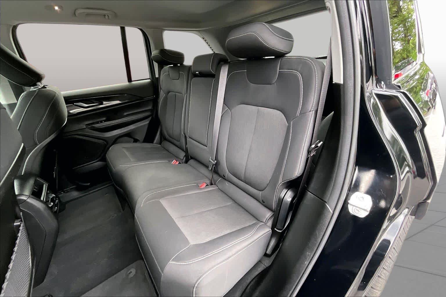 Used 2023 Diamond Black Crystal Pearlcoat Jeep Laredo image 20