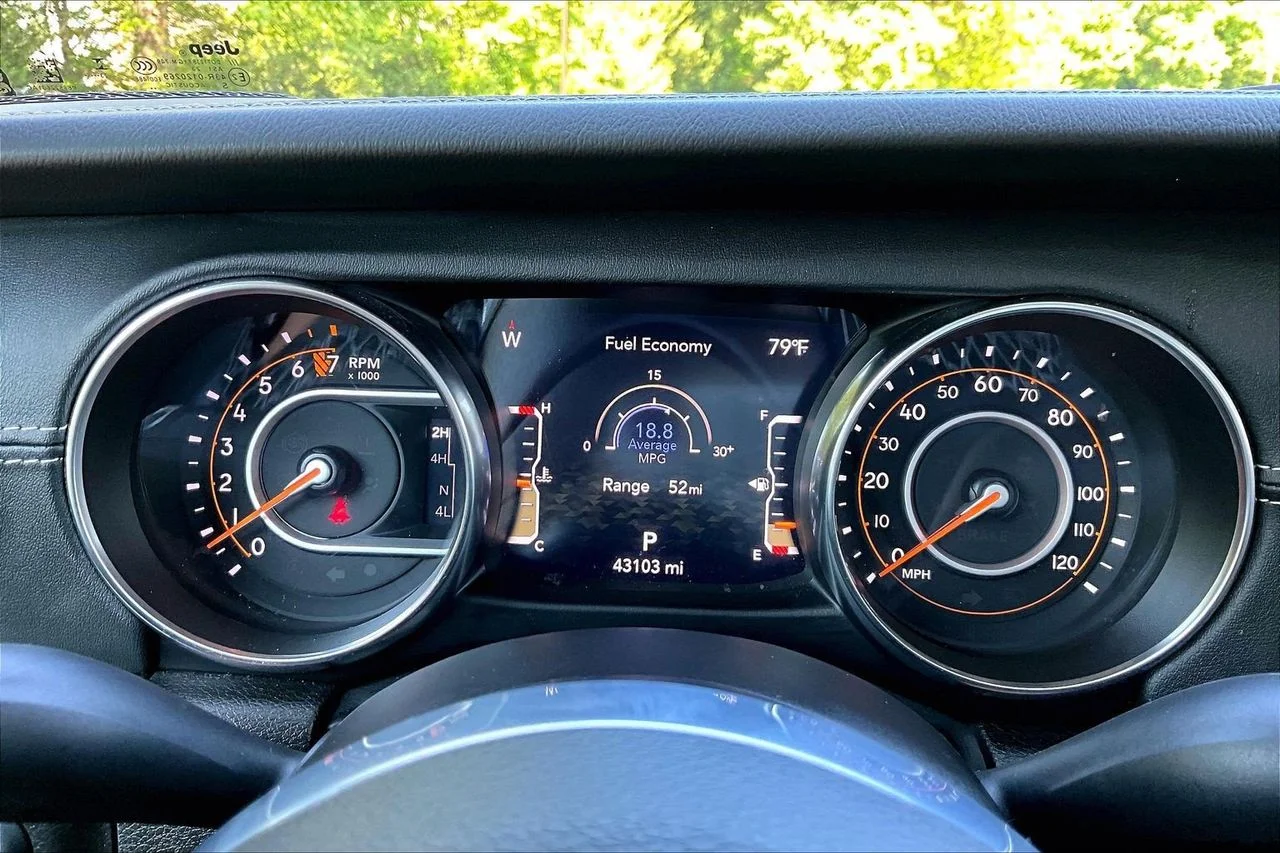 Used 2022 Green Jeep Overland image 10