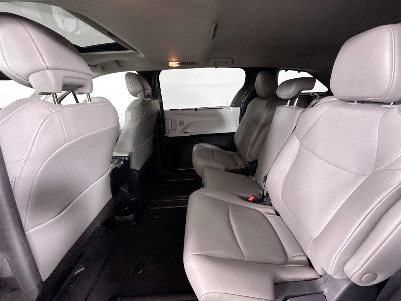Used 2026 Wind Chill Pearl Toyota XLE 8-Passenger image 32