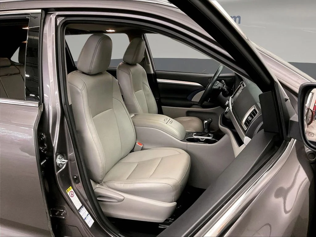 Used 2016 Gray Toyota XLE V6 image 10