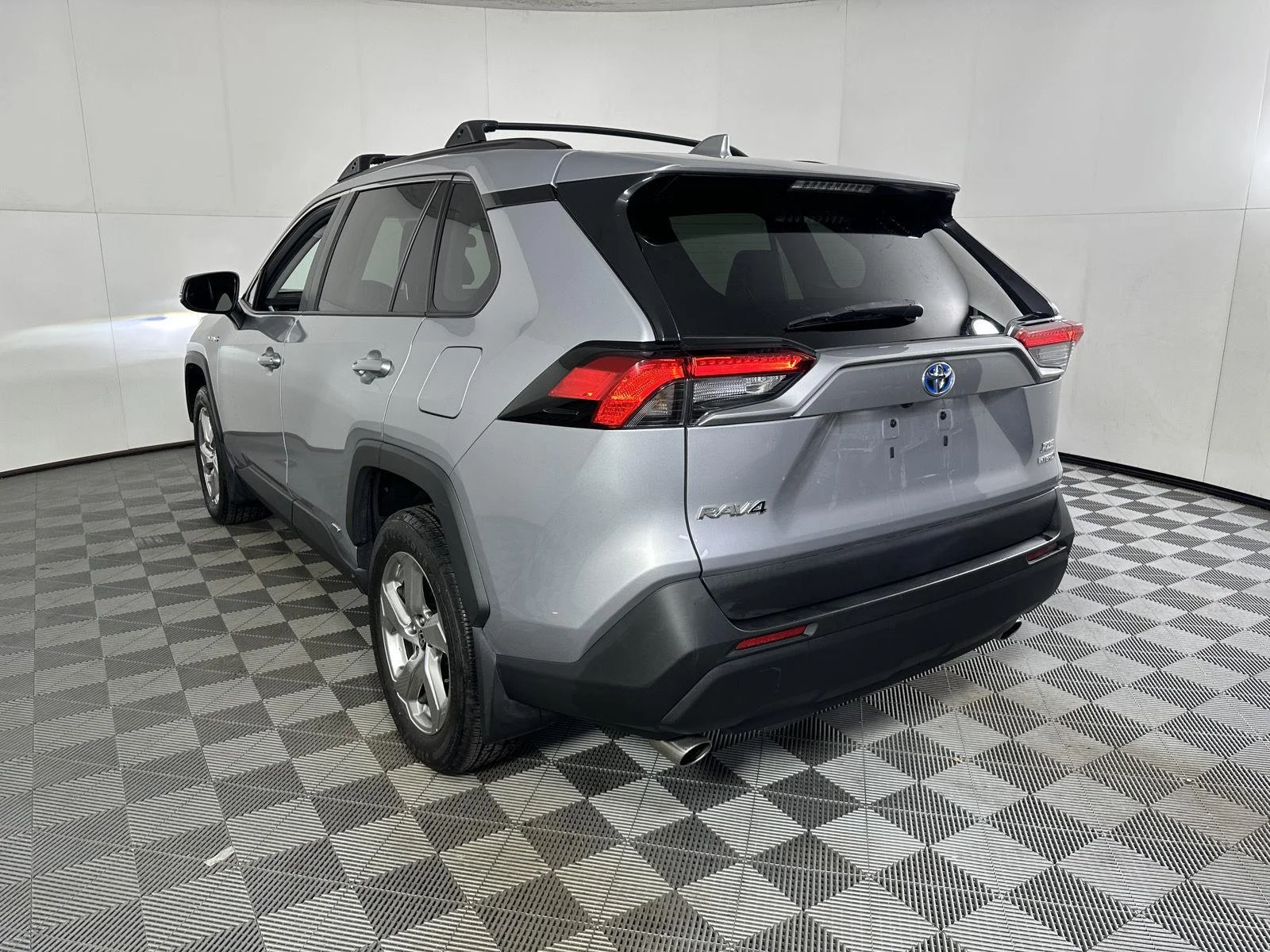 Used 2021 Silver Sky Metallic Toyota XLE Premium image 15