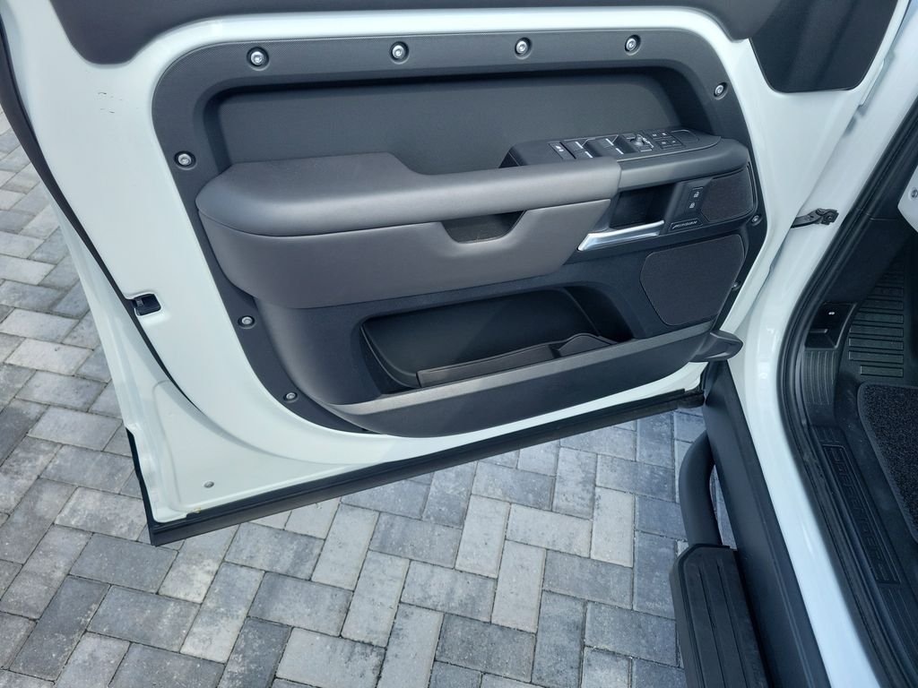 New 2026 Fuji White Land Rover S image 23