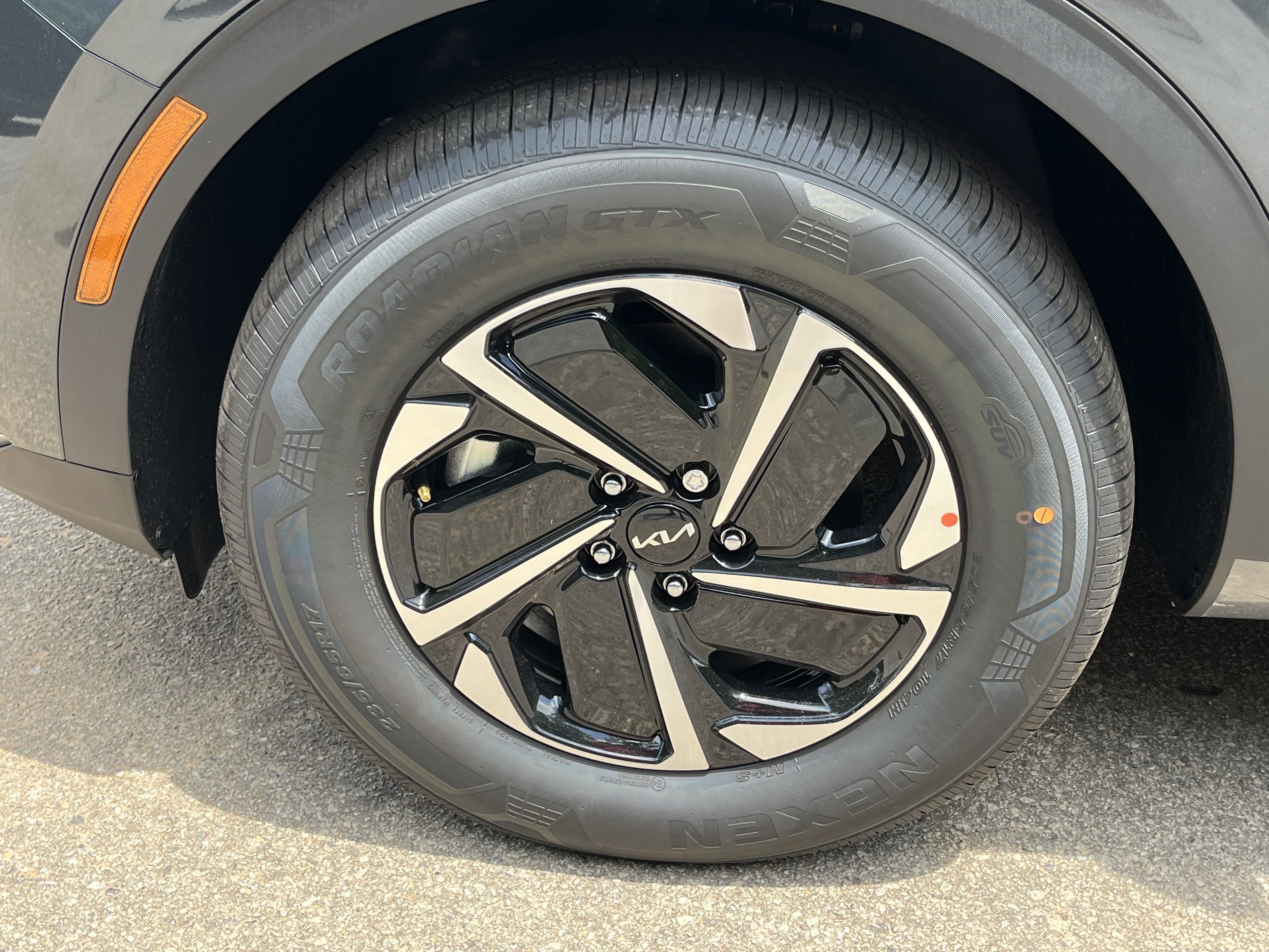 New 2025 Gravity Gray Kia LX image 24
