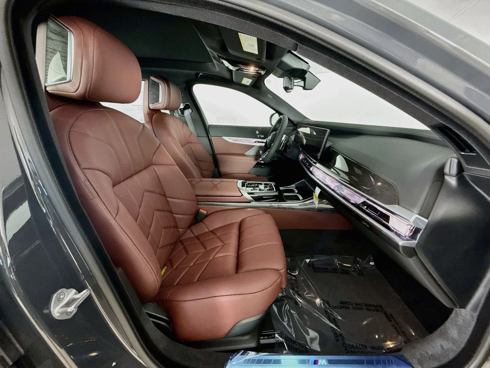 New 2026 Dravit Grey Metallic BMW 750e xDrive image 30