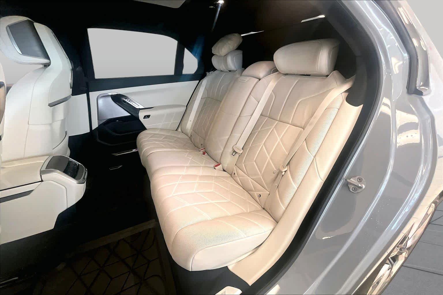 Used 2024 Brooklyn Grey Metallic BMW xDrive60 image 18