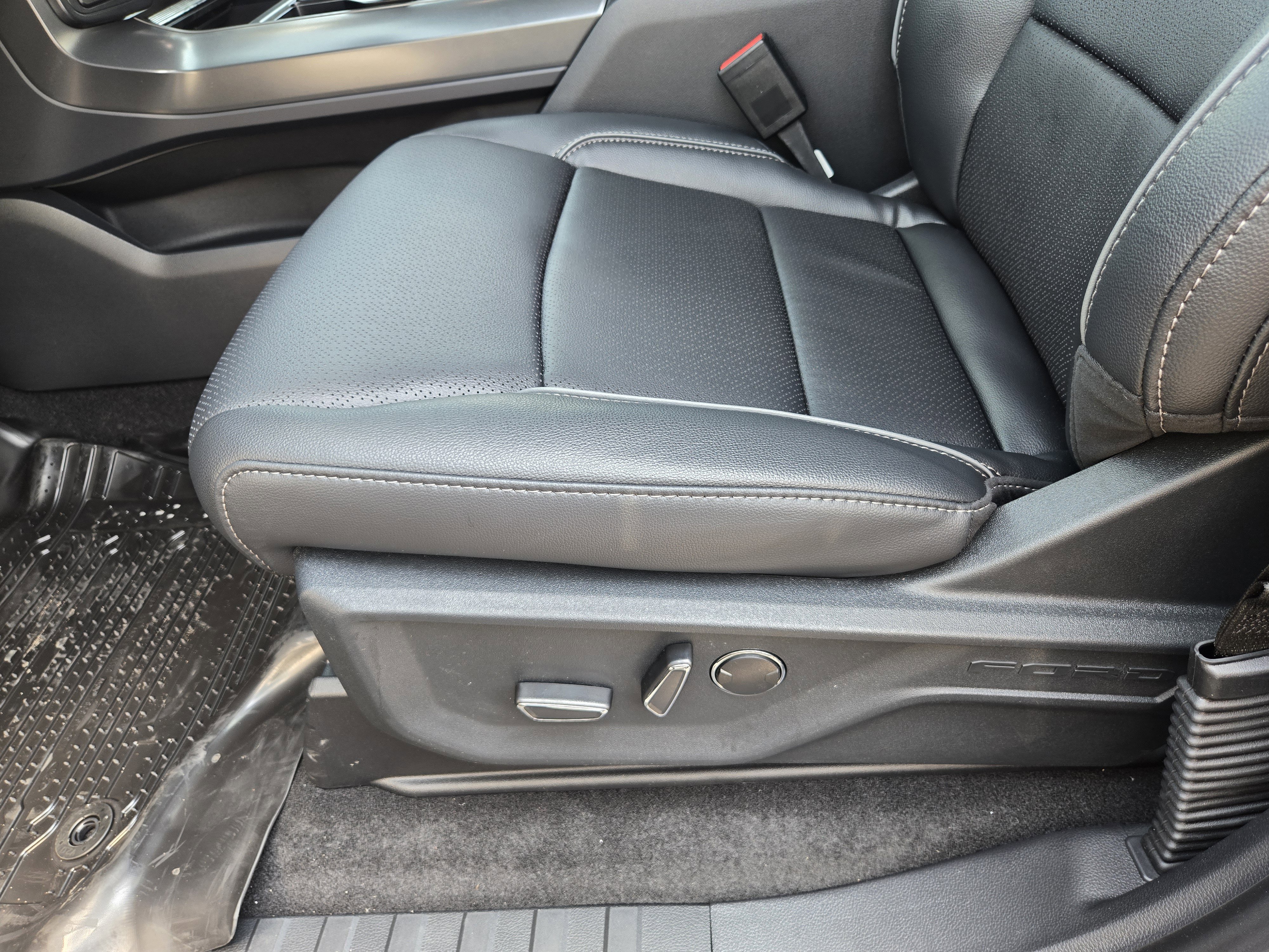 New 2026 Carbonized Gray Metallic Ford Lariat image 15