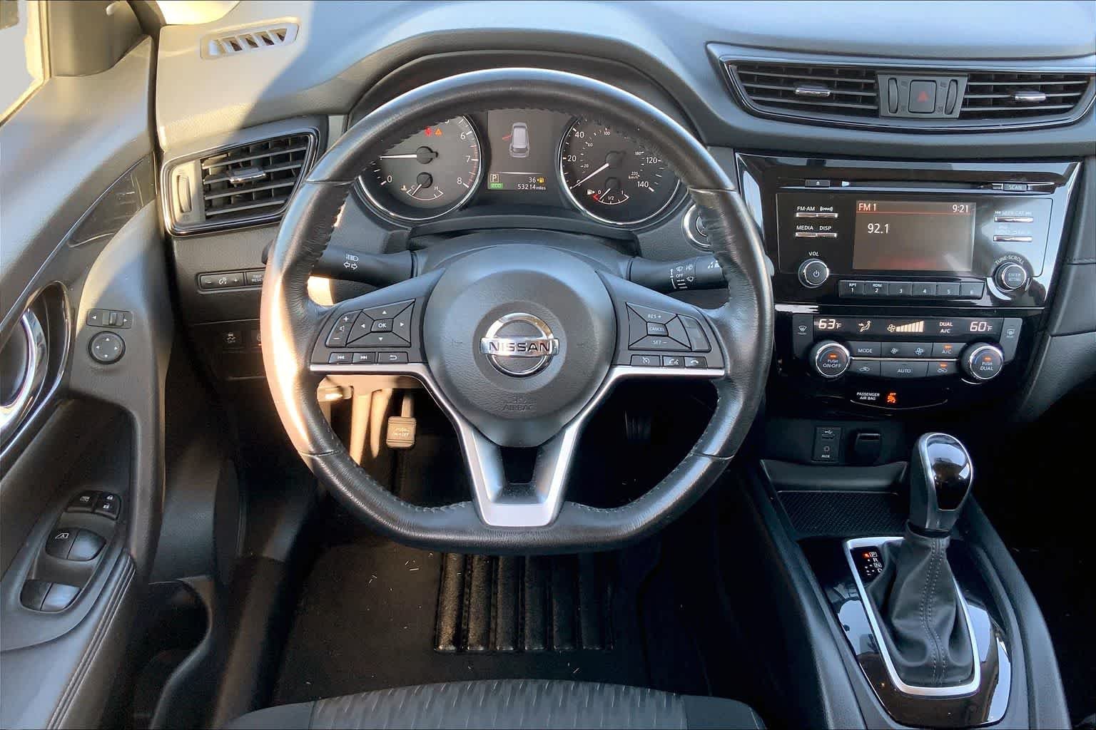 Used 2017 Palatial Ruby Nissan SV image 6