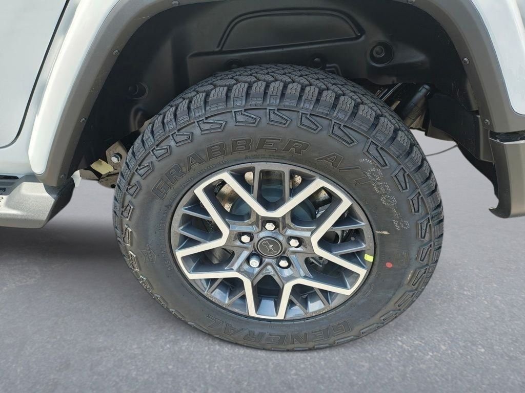 New 2026 Bright White Clear-Coat Exterior Paint Jeep Sahara image 10
