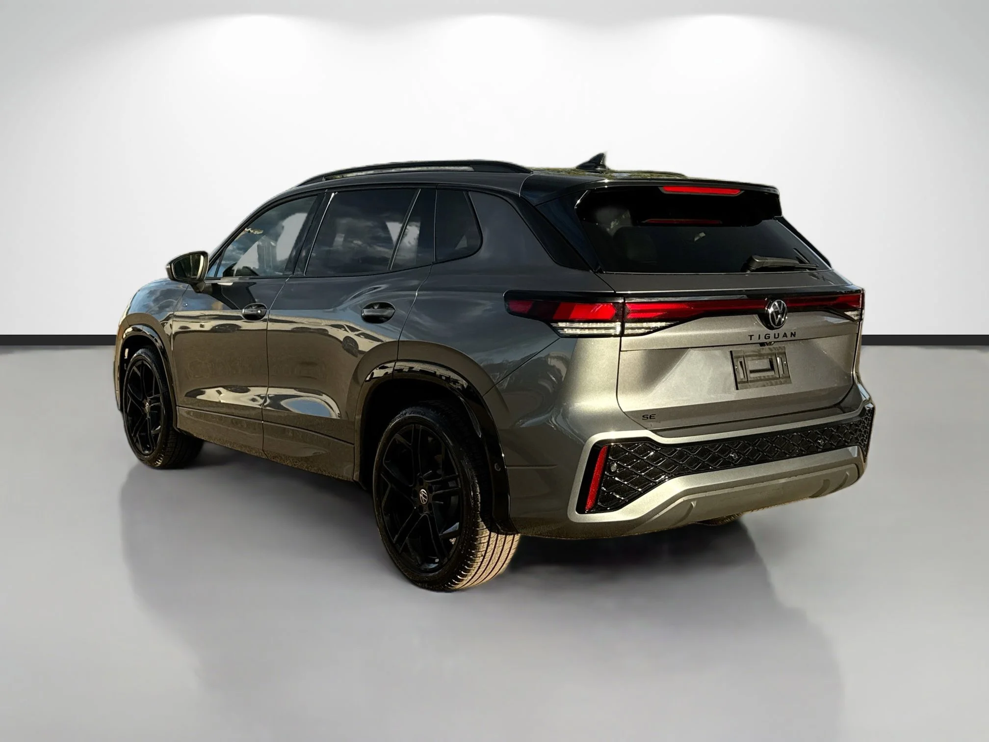 New 2026 Platinum Volkswagen SE R-Line Black image 5