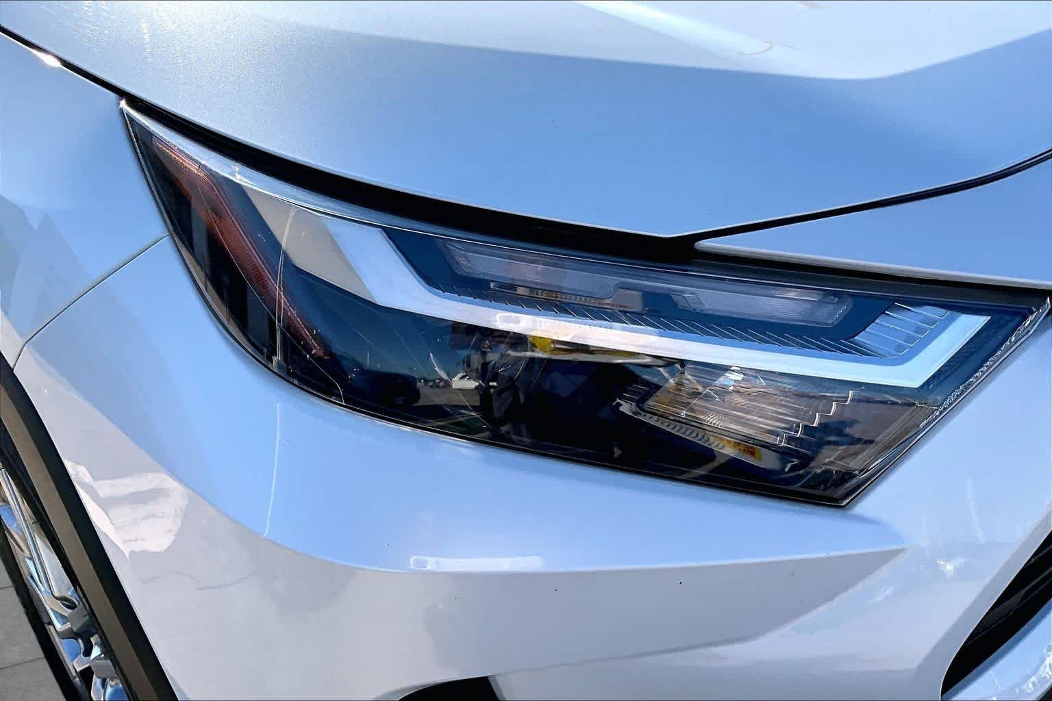 Used 2023 Wind Chill Pearl Toyota XLE Premium image 28