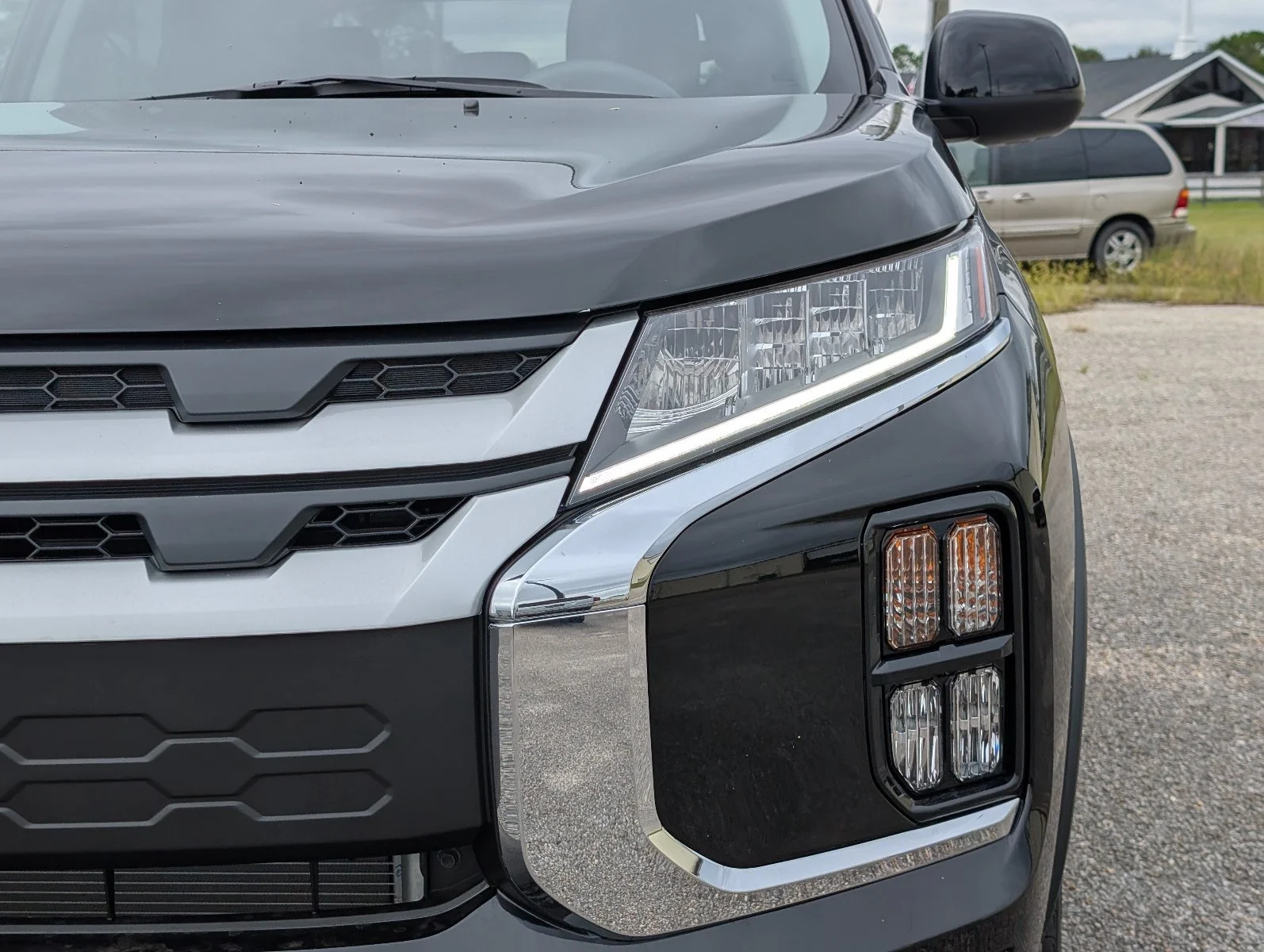 New 2027 Black Mitsubishi 2.0 ES image 12