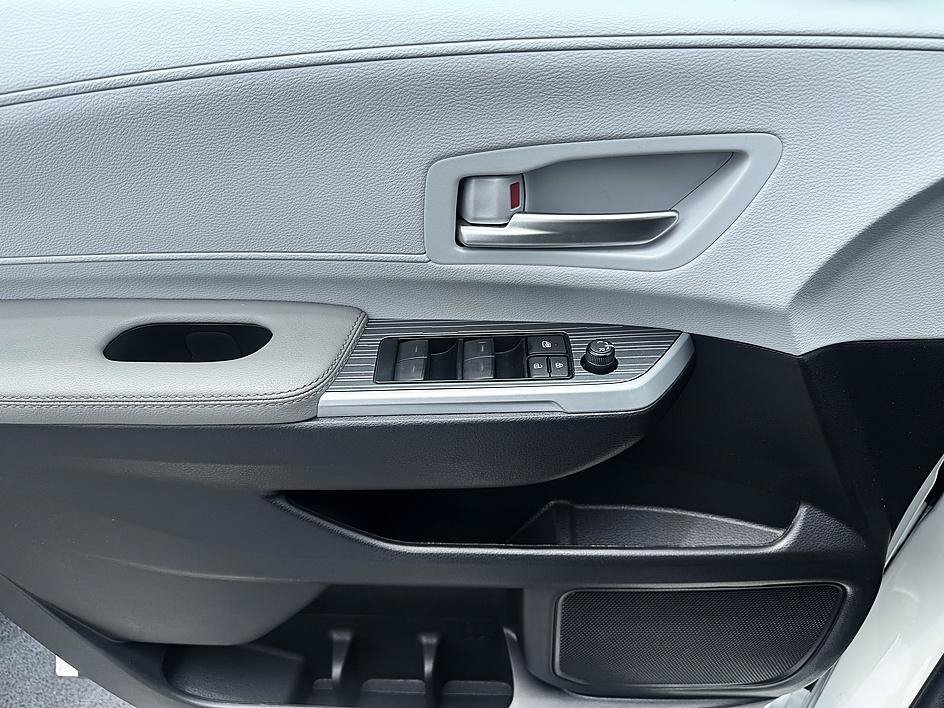 Used 2025 Wind Chill Pearl Toyota XLE image 9