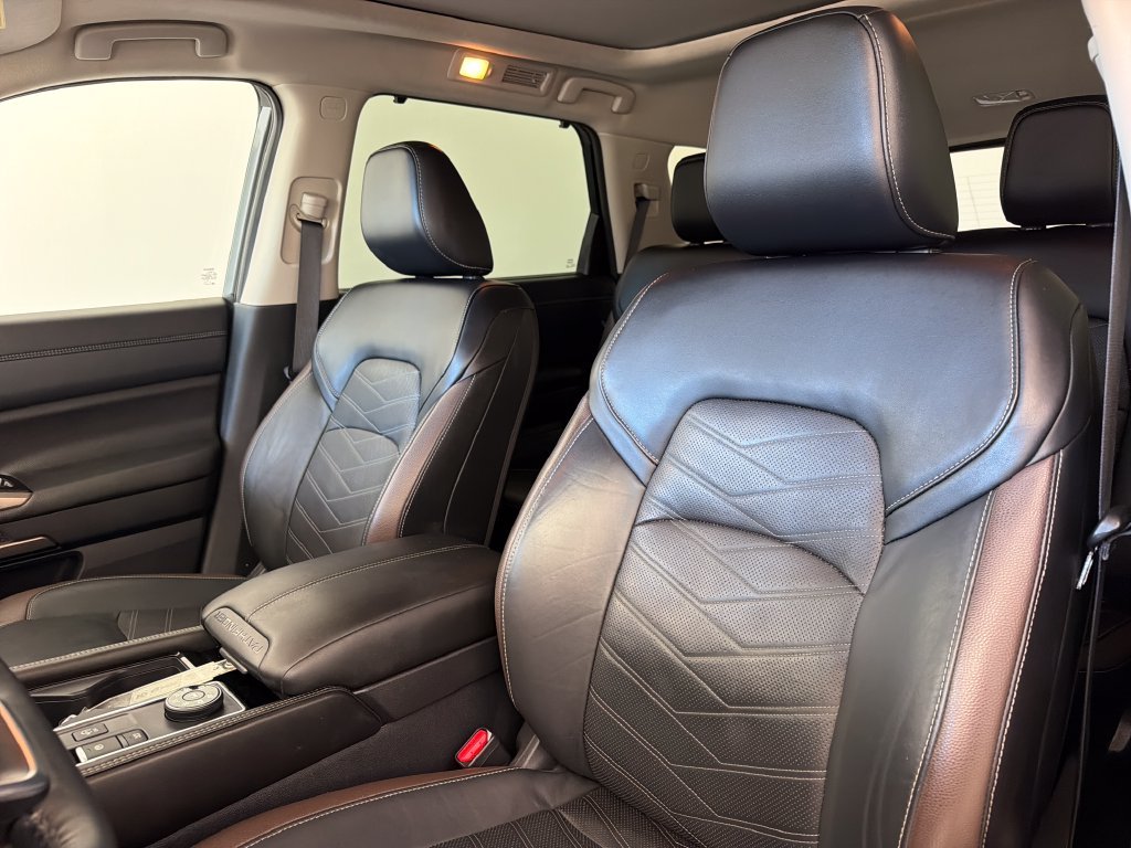 Used 2024 2t Gry Blk Roof Nissan Platinum image 14