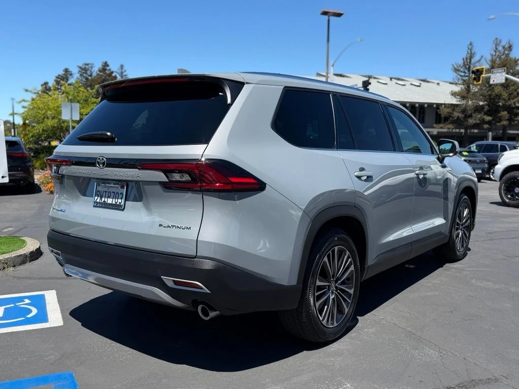 Used 2025  Toyota MAX Platinum image 3
