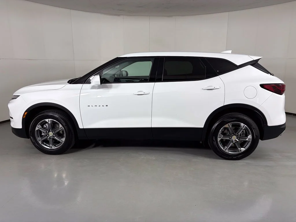 Used 2025 Summit White Chevrolet LT image 5