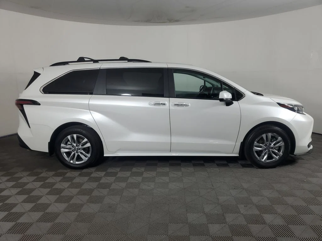2025 Toyota Sienna XLE - Photo 3