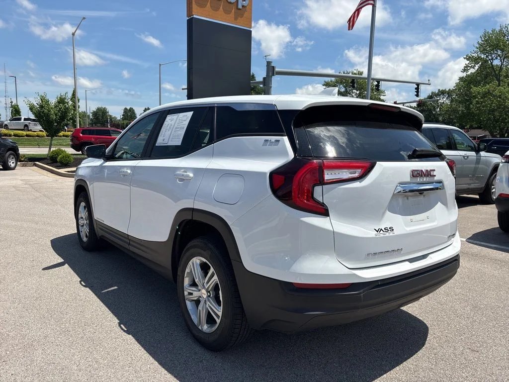 Used 2024 Summit White GMC SLE image 3